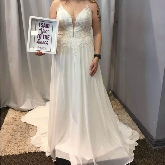 A-Line Wedding Dress w/ Sequin and Lace Detailing (Vintage Style Button-Up Back) - Picture 4 of 7